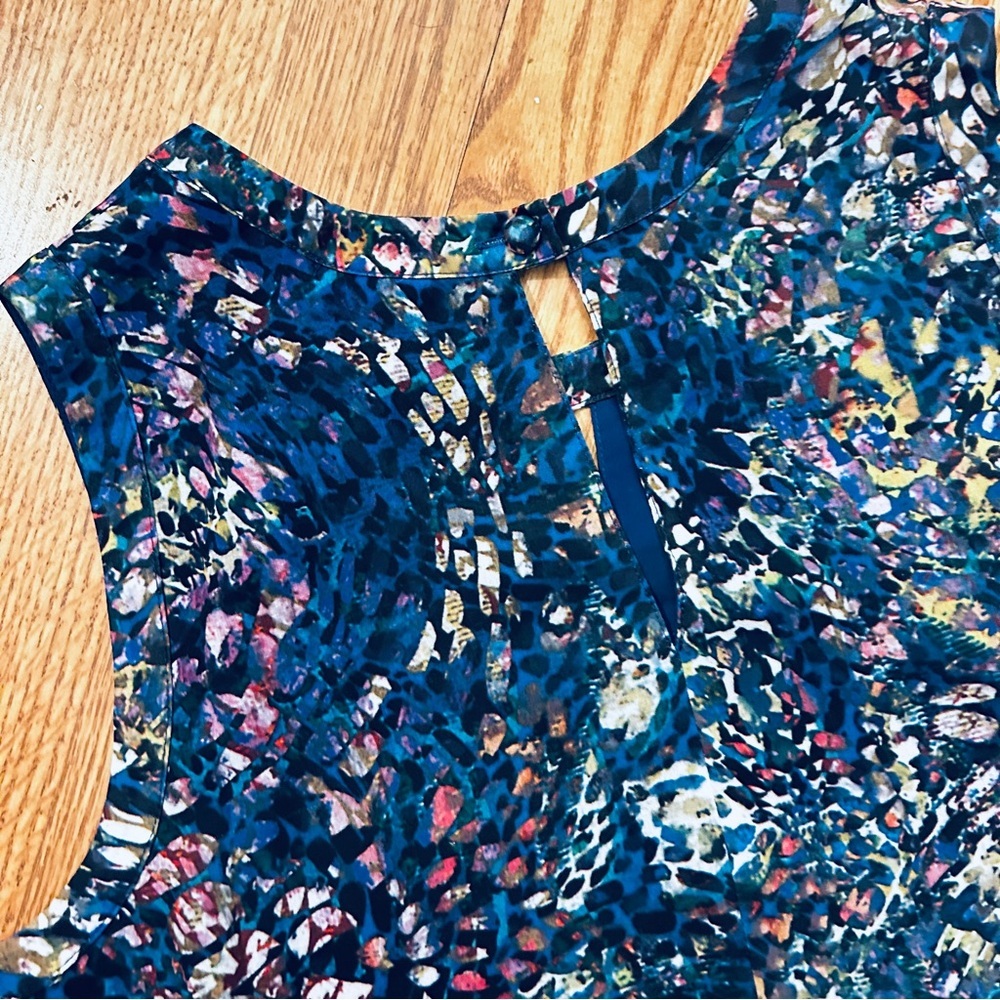 Cabi Multicolor Floral Pattern Lined Sleeveless Top  Keyhole Front & Back - Picture 3 of 10